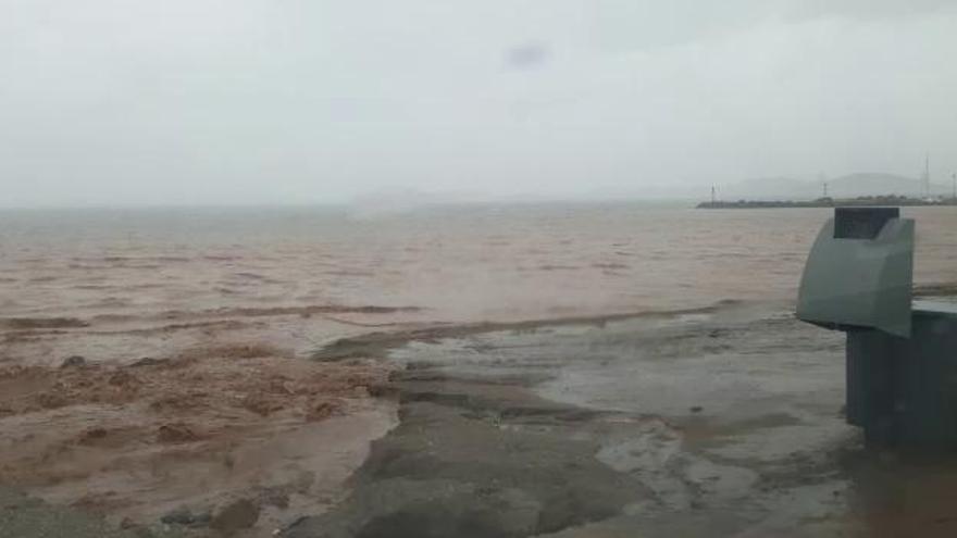 Le Mar Menor se tiñe de marrón