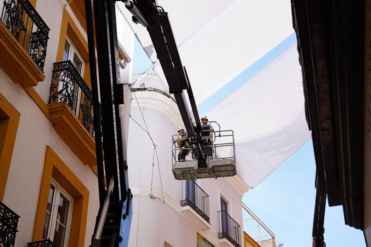 Instalación de toldos para dar sombra en la calle Sierpes, Sevilla