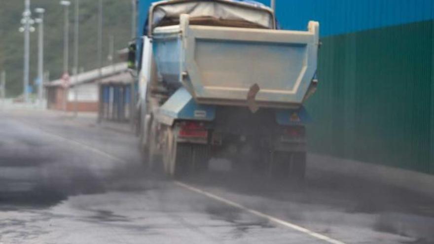 Camiones levantando polvo de carbón en San Juan de Nieva.