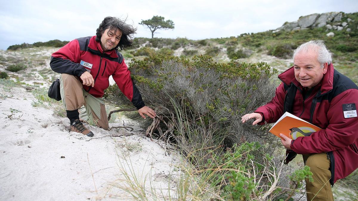 Francisco Xosé Bernárdez (i.) y José Antonio Fdez. Bouzas, en las islas Cíes.