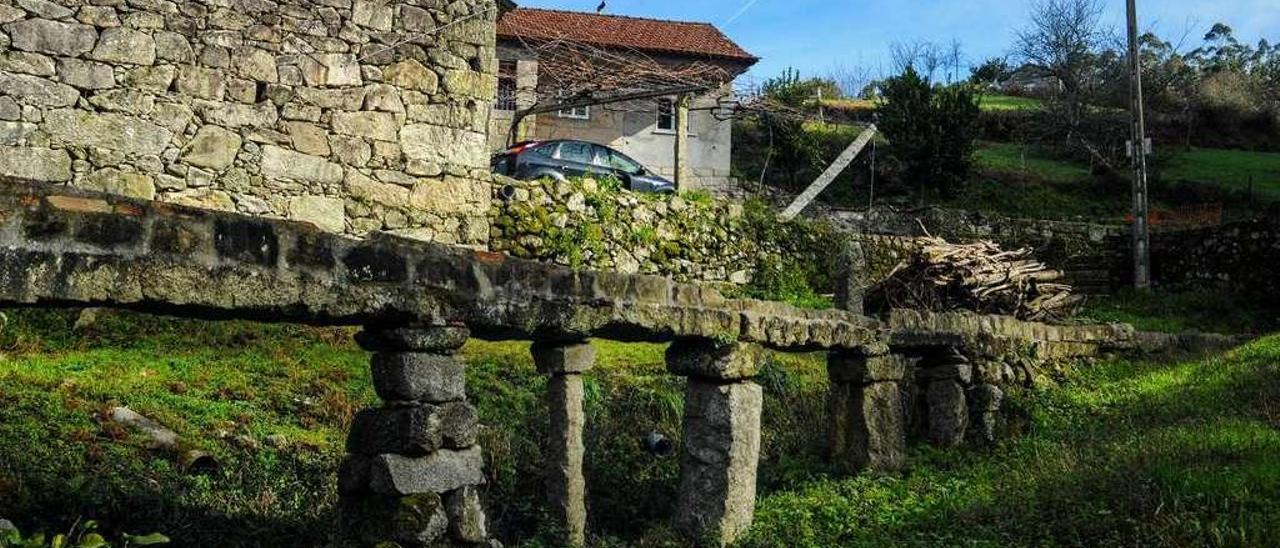 Un rudimentario acueducto resiste el paso del tiempo. // Iñaki Abella