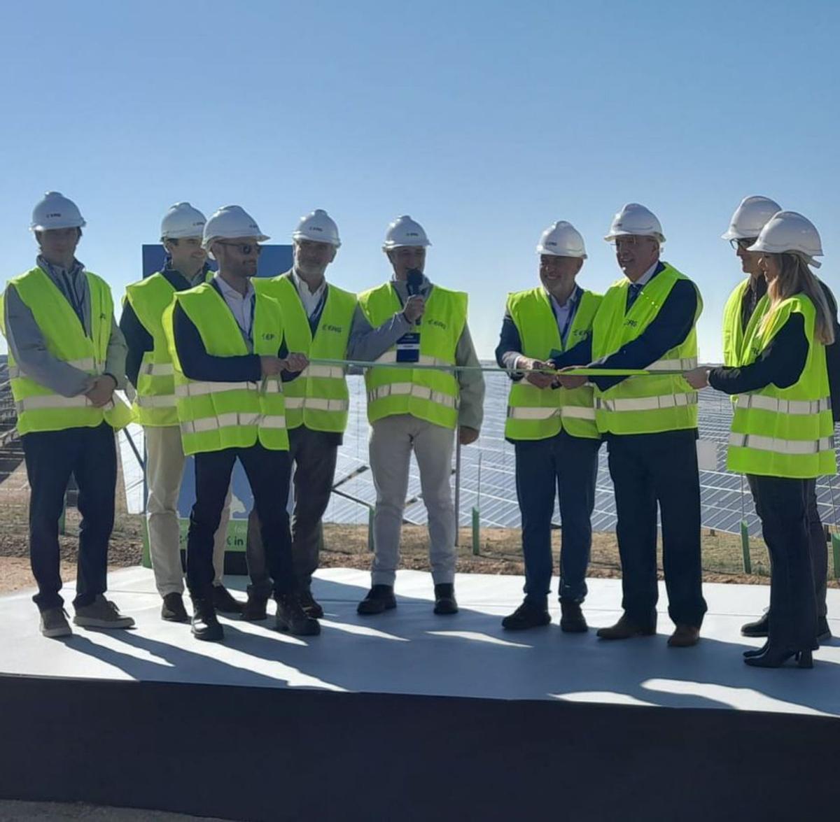 Directivos de ERG cortan la cinta inaugural del parque fotovoltaico. | C. T.