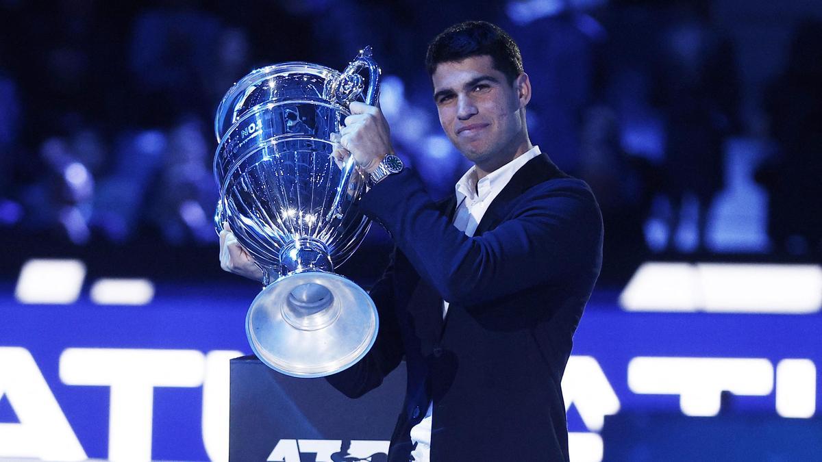 Carlos Alcaraz posa con el trofeo al número uno