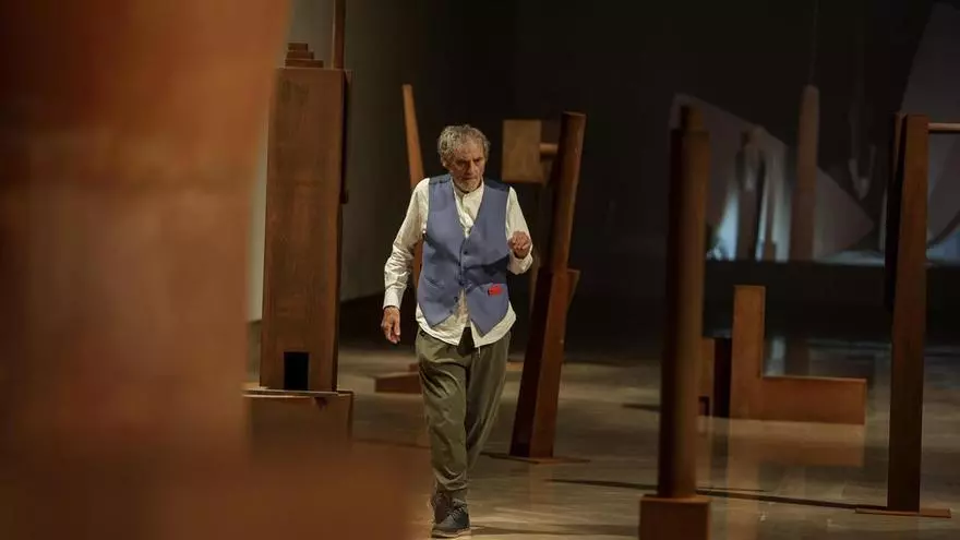 La exposición "La ciudad de las torres" de Miquel Navarro toma forma en Alicante
