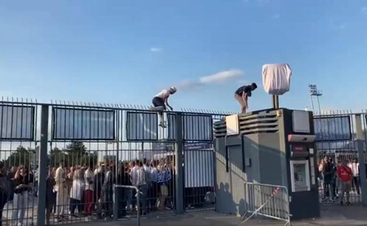 La zona de entrada de la puerta N en el Stade de France fue un caos con franco-magrebíes sin entrada saltando las vallas.