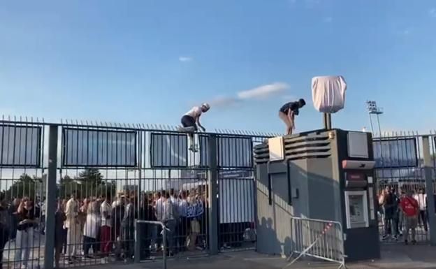 La zona de entrada de la puerta N en el Stade de France fue un caos con franco-magrebíes sin entrada saltando las vallas.