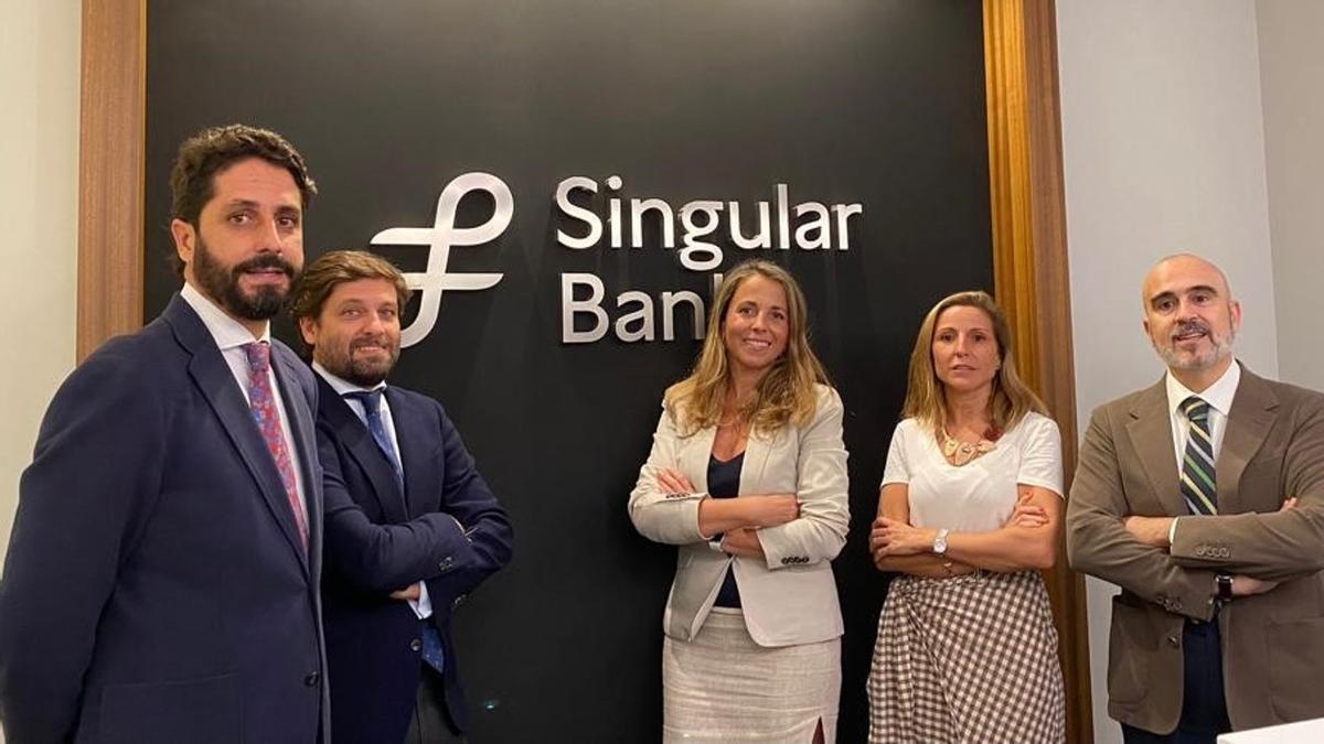 Sonia Medina, en el centro, directora de la oficina de Singular Bank en Málaga.