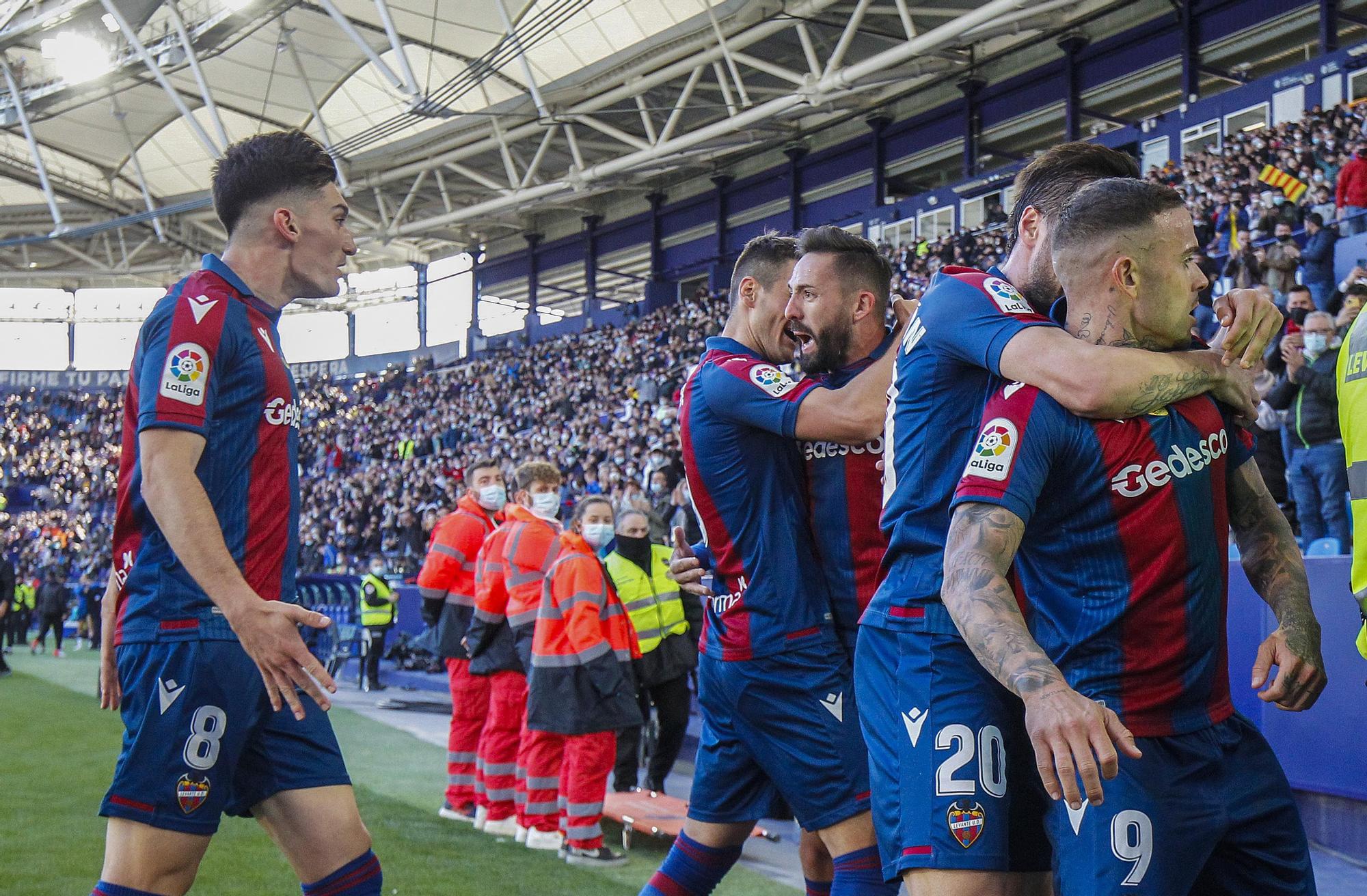 Las imágenes de la victoria del Levante frente al Villarreal en el Ciutat de València