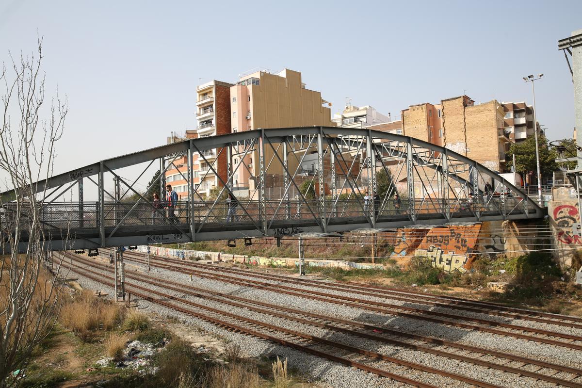 El histórico Pont den Jordà o Pont de la Torrassa de LHospitalet de Llobregat. Estado del puente y la degradación de sus alrededores