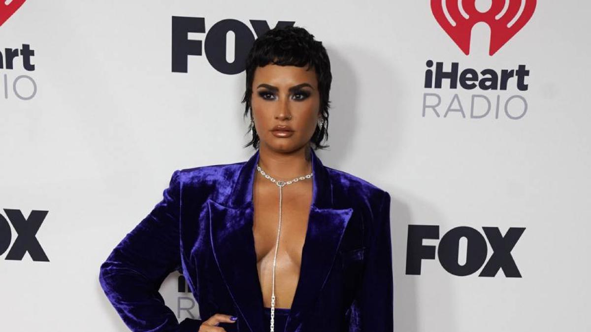 Demi Lovato posa en los iheart Radio con pello mullet