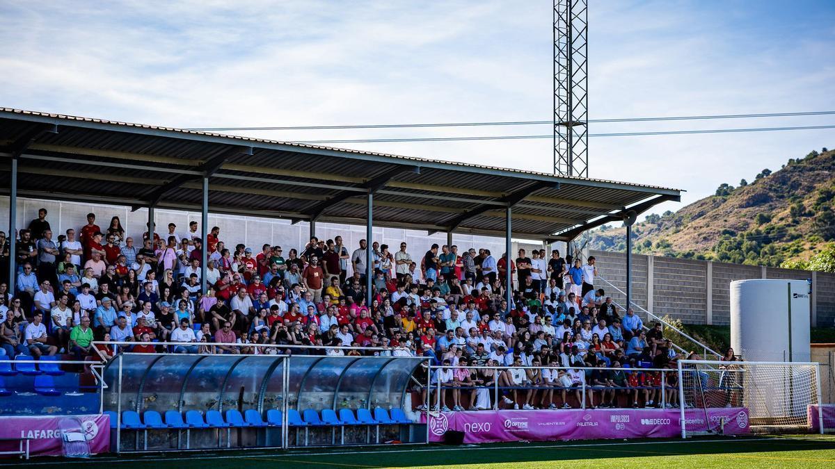 Aficionados durante un partido en el Nou Camp de Morvedre.
