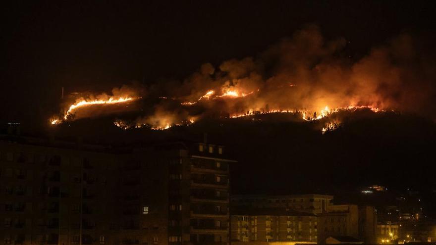 El Naranco en llamas