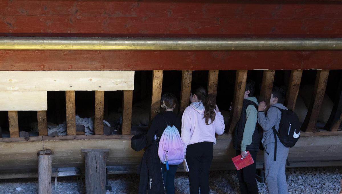 Estudiantes de secundaria curiosean en el interior de una fragata del museo marítimo de Les Drassanes antes de la clausura del programa educativo 22 días en 22 pies, aventura en solitario en el Atlántico 2023.