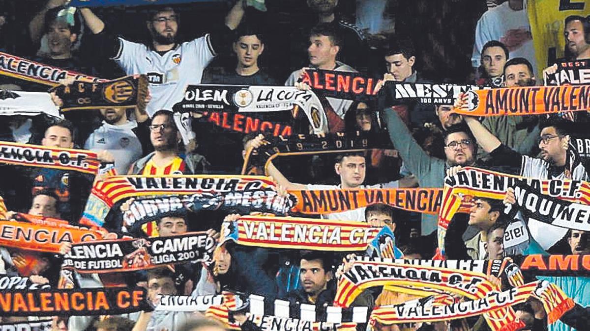 Imagen de aficionados del Valencia en Mestalla