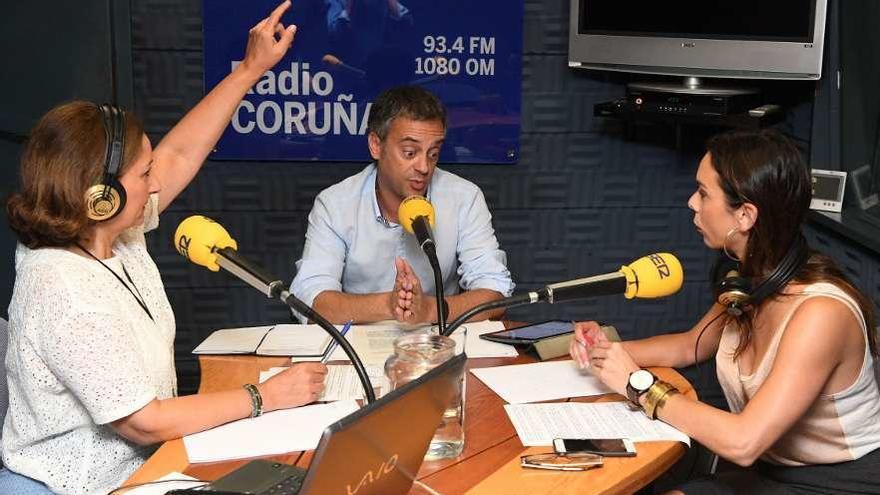 El alcalde, ayer, durante la entrevista en Radio Coruña.