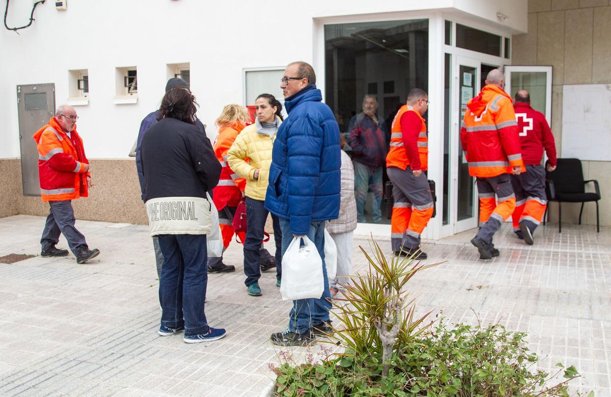 Decenas de vecinos desalojados por el incendio de Aigües