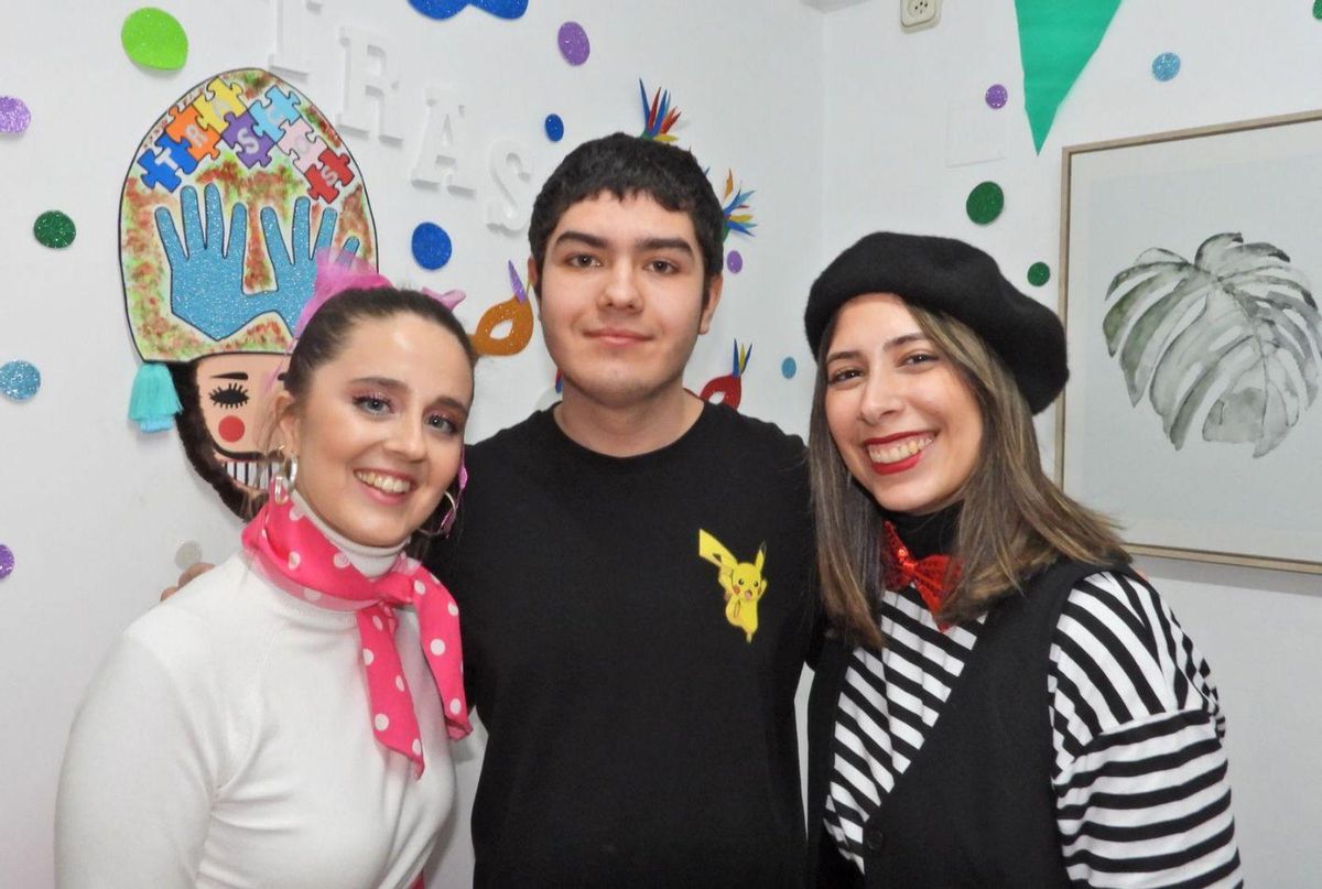 Laura Fernández, Alejandro González y Lourdes Lamas, en la sede de la asociación. | // FERNANDO CASANOVA
