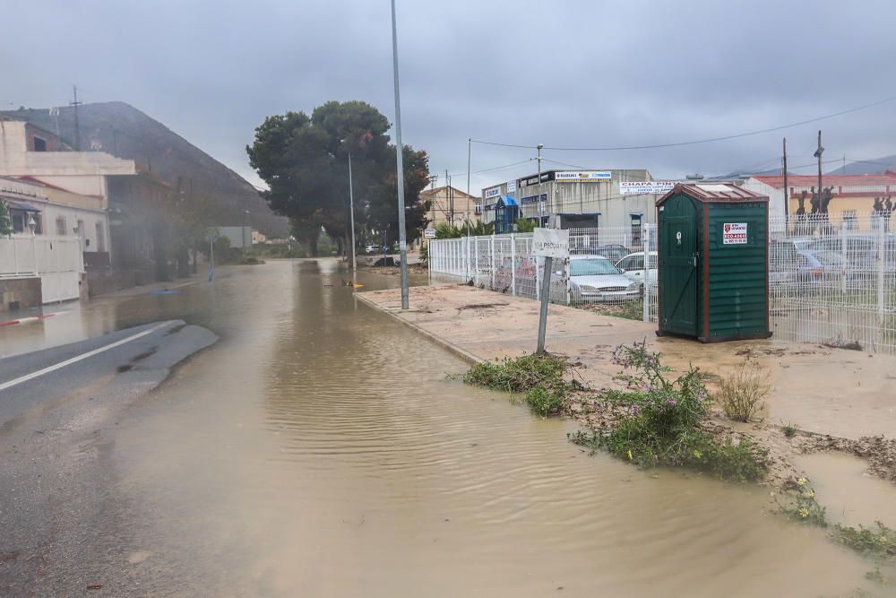 Las lluvias aumentan el caudal del Segura en Orihuela y causan problemas en algunos viales