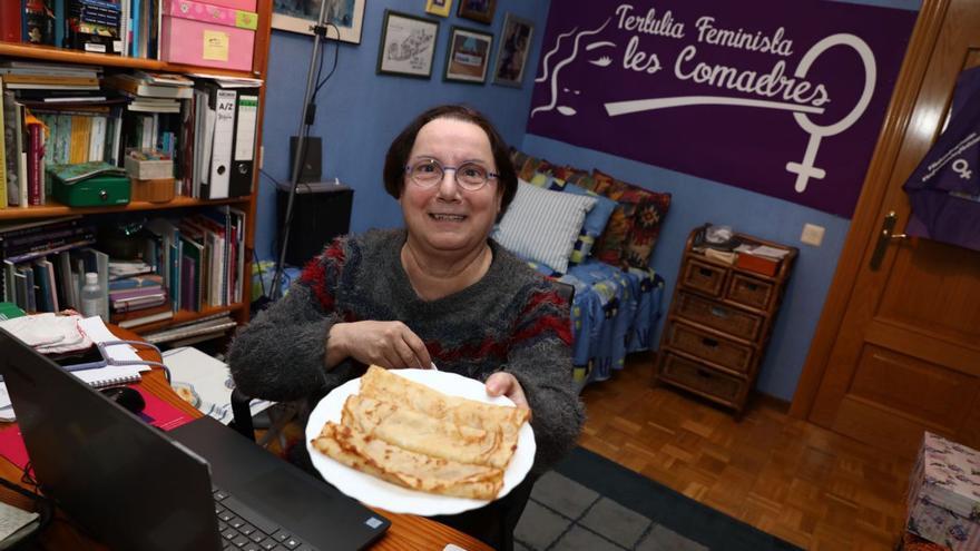 Begoña Piñero, presidenta de la Tertulia Feminista “Les Comadres”, en su casa con frixuelos, durante la videollamada para entregar el premio “Comadre de Oro” de forma online. |  J. Plaza