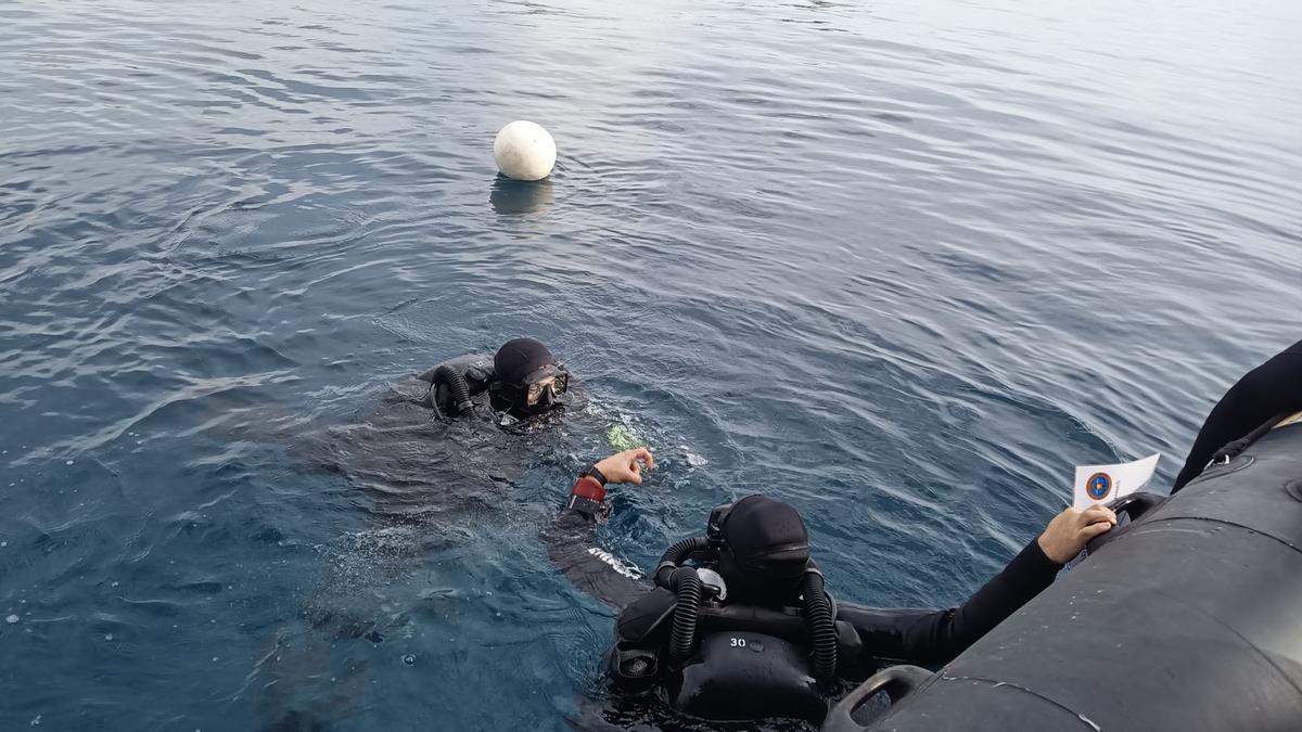 Buceadores de la Armada, en el agua para desactivar la bomba en Águilas.