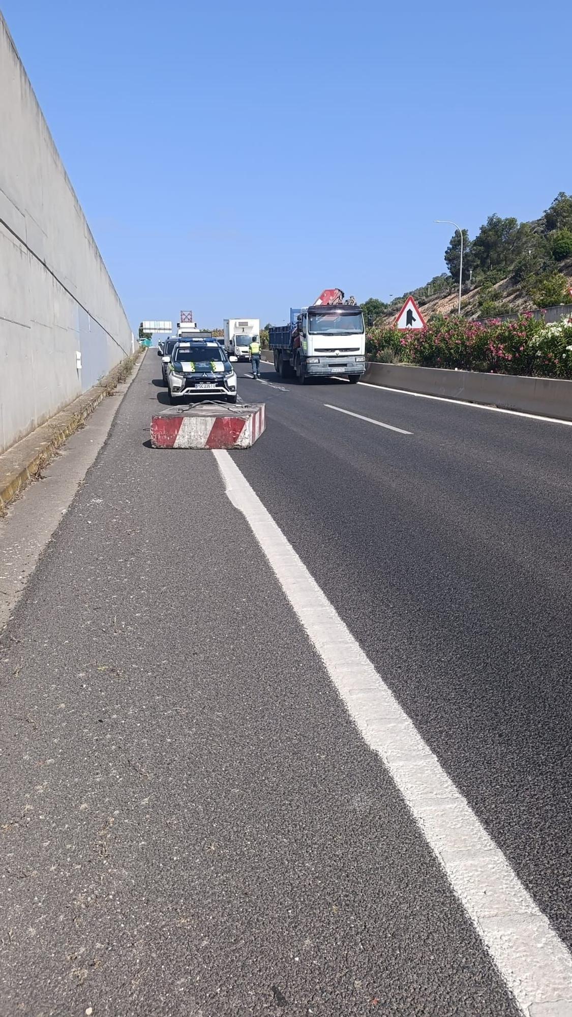 Cae un bloque de una tonelada de hormigón en el túnel de Santa Ponça en la carretera de Andratx