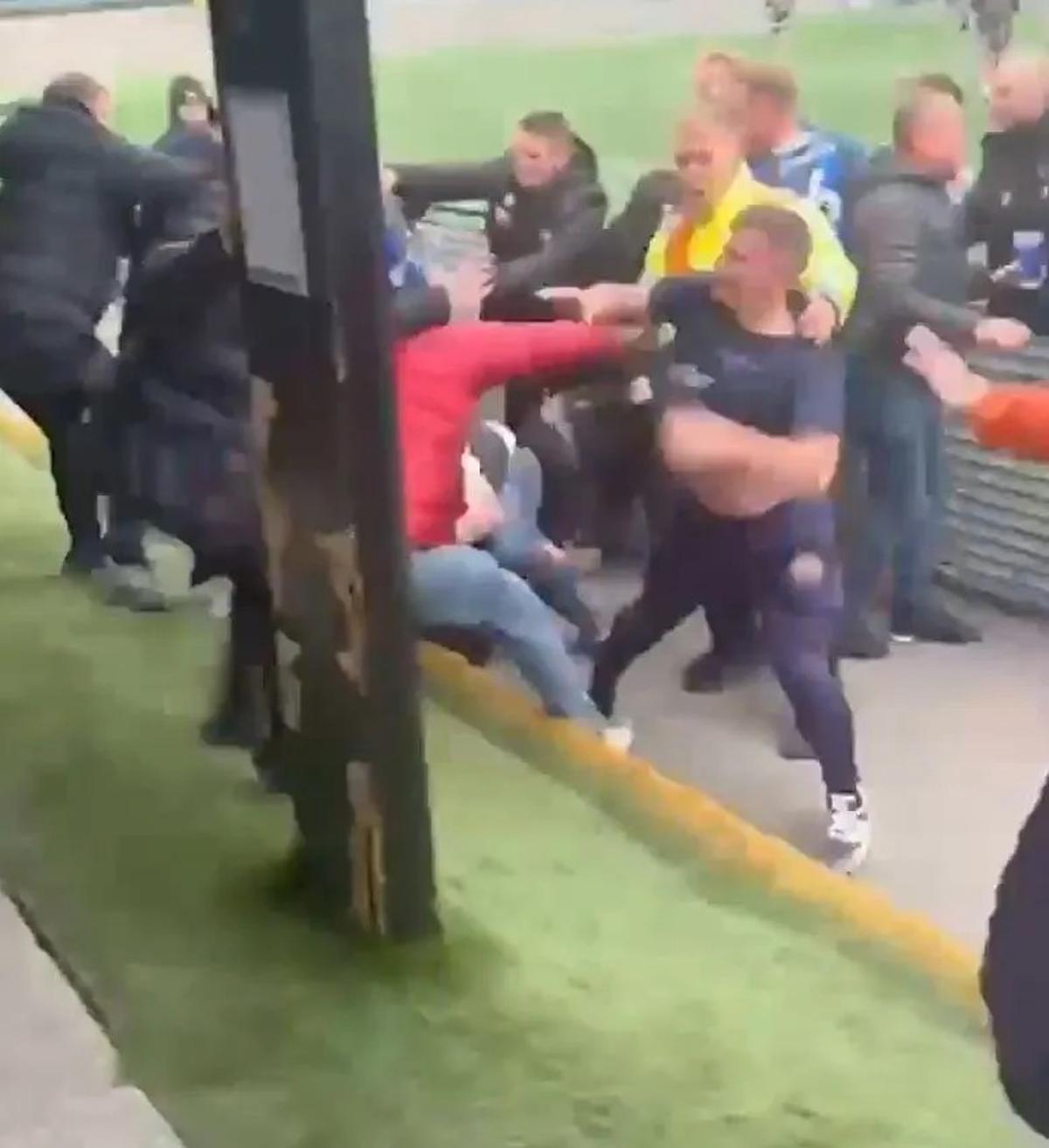 Pelea entre los aficionados del Kidsgrove Athletic y el equipo.