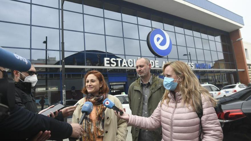 Elvia Medina y Luigi Carinci  han comparecido hoy ante la prensa, frente a la estación de autobuses de San Andrés