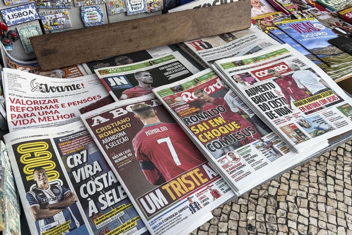 Portadas de periódicos portugueses con la salida de Cristiano Ronaldo de la concentración de la selección portuguesa de fútbol. La salida de Cristiano Ronaldo de la concentración de la selección portuguesa en Copenhague ha levantado muchas dudas entre sus compatriotas, que esperan a que tanto el astro como la federación den más explicaciones, aunque coinciden en que la retirada del jugador se aproxima mientras Jorge Jesus sea seleccionador.