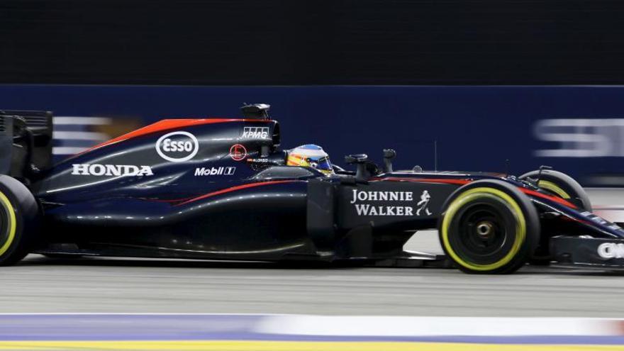 Alonso conduce su McLaren en Marina Bay.
