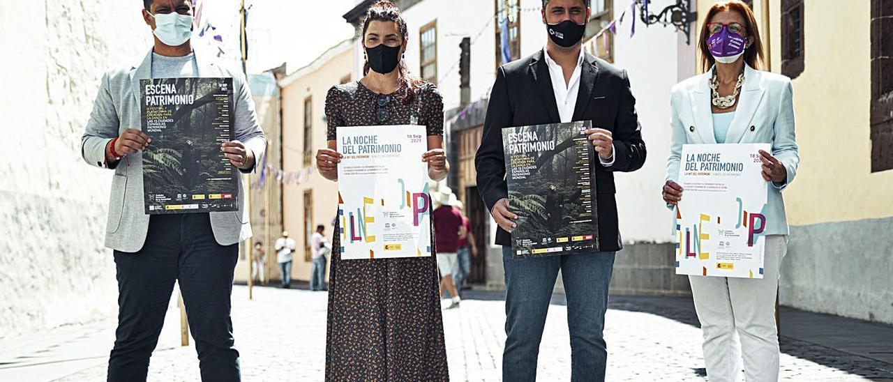 Badel Albelo, María José Roca, Luis Yeray Gutiérrez y Elvira Jorge posan con los carteles de la iniciativa.