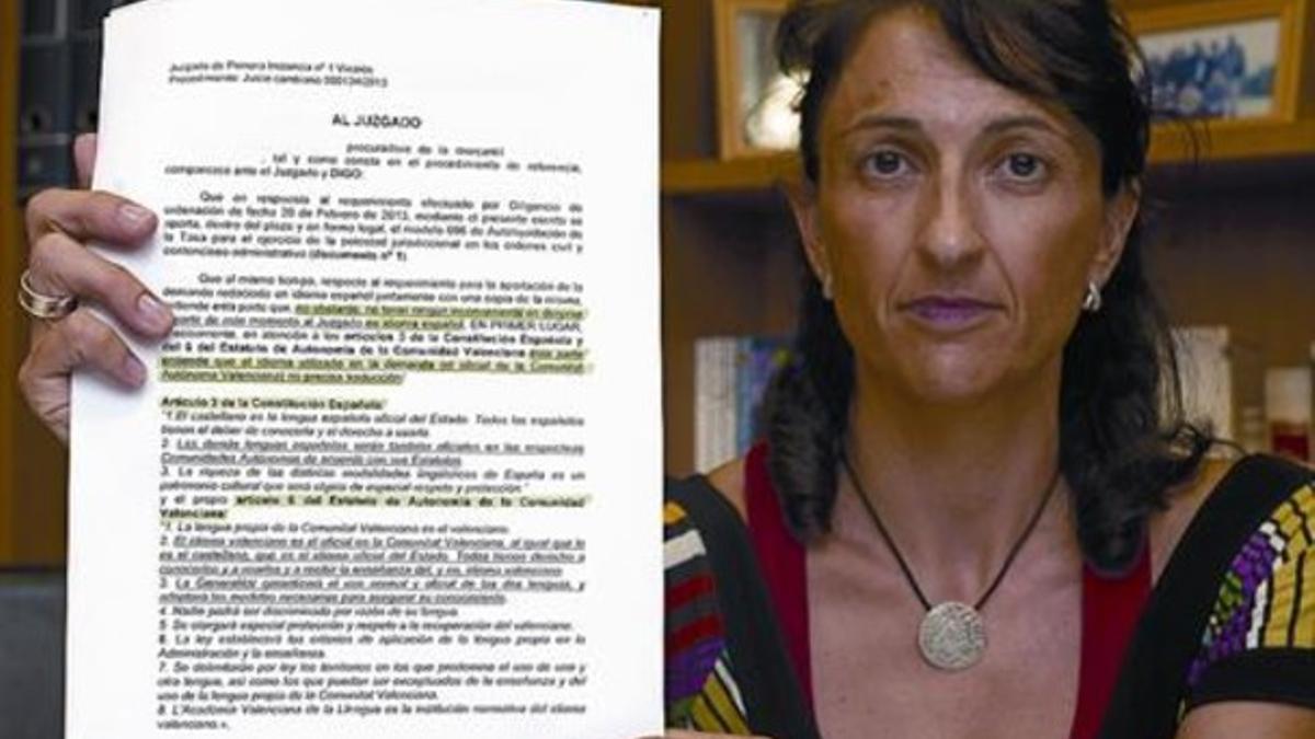 Escrito de protesta 8 La abogada Isabel Castell muestra una de sus reclamaciones al secretario judicial.