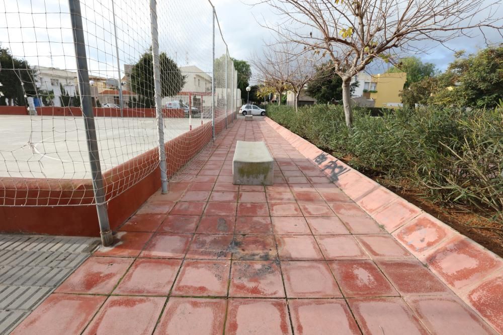 Vecinos del barrio de Sant Jordi denuncian  la situación de «abandono» que vive la zona