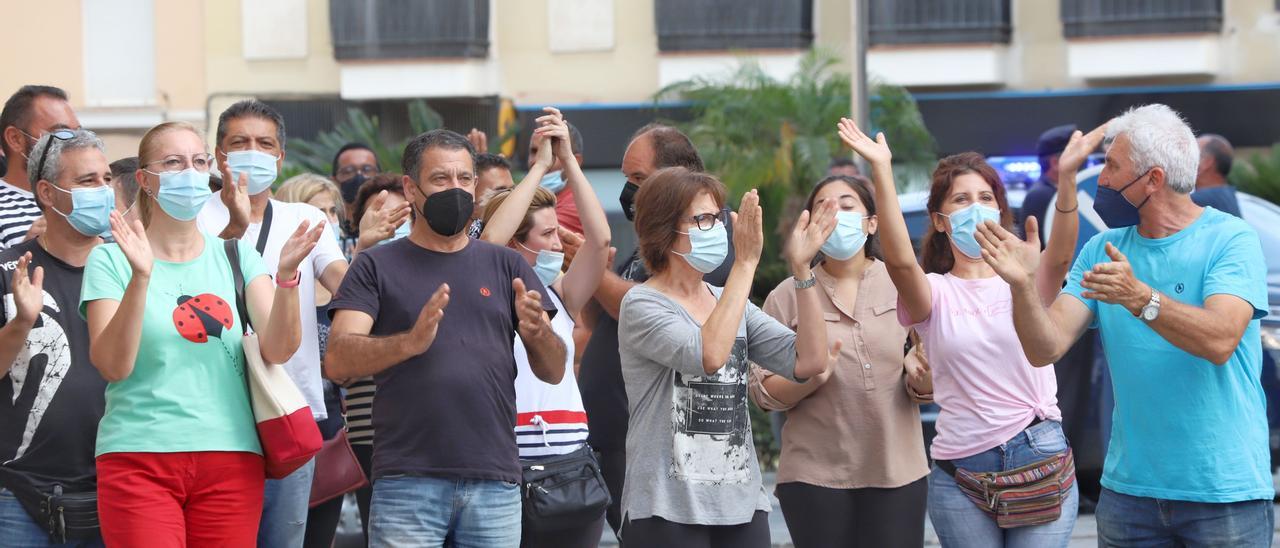 Martes sin mercado en Orihuela:  Protesta de los mercaderes por el horario de montaje.