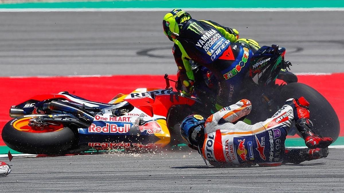 Caída múltiple que ha afectado a Valentino Rossi y Jorge Lorenzo en el Gran Premio de Motociclismo en el Circuit de Montmeló.