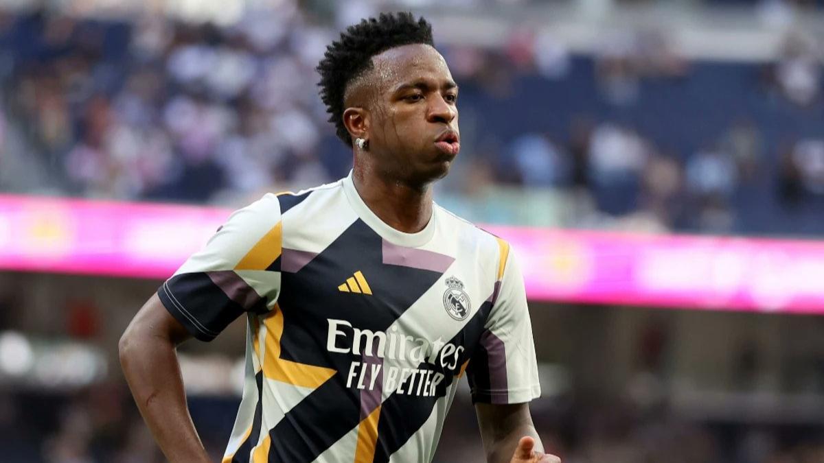 Vinicius Jr durante el calentamiento previo al Real Madrid - Atlético de La Liga 2023/24