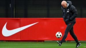 Arne Slot, el técnico del Liverpool, en el entrenamiento de este lunes antes de enfrentarse al Girona.