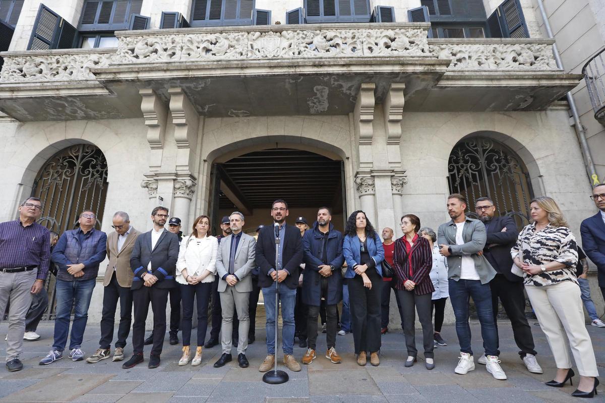 Minuto de silencio en Girona por los turistas catalanes asesinados en Afganistán