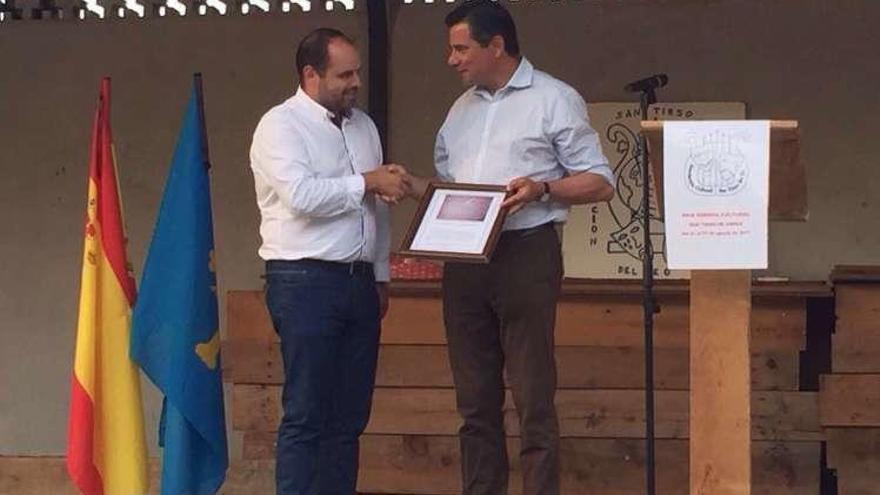 Pedro Sanjurjo, a la derecha, y el presidente de la asociación cultural San Tirso del Eo, Ángel Prieto, en la apertura de las jornadas.