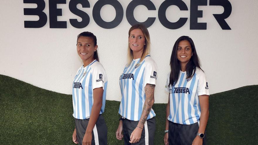 Pamela, Adriana Martín y Ana Buceta posaron ayer en las oficinas de BeSoccer para presentar el primer partido liguero en casa.