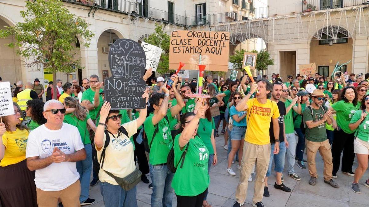 Los profesores continúan sus protestas en las calles de Alicante este martes