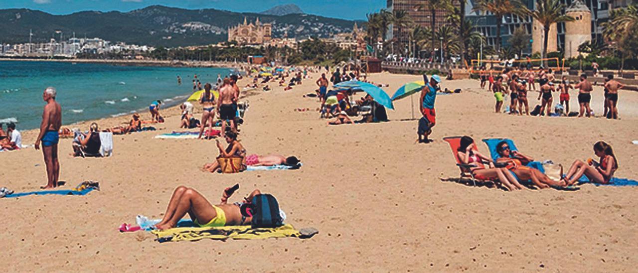 Bañistas en la playa de Can Pere Antoni de Palma.