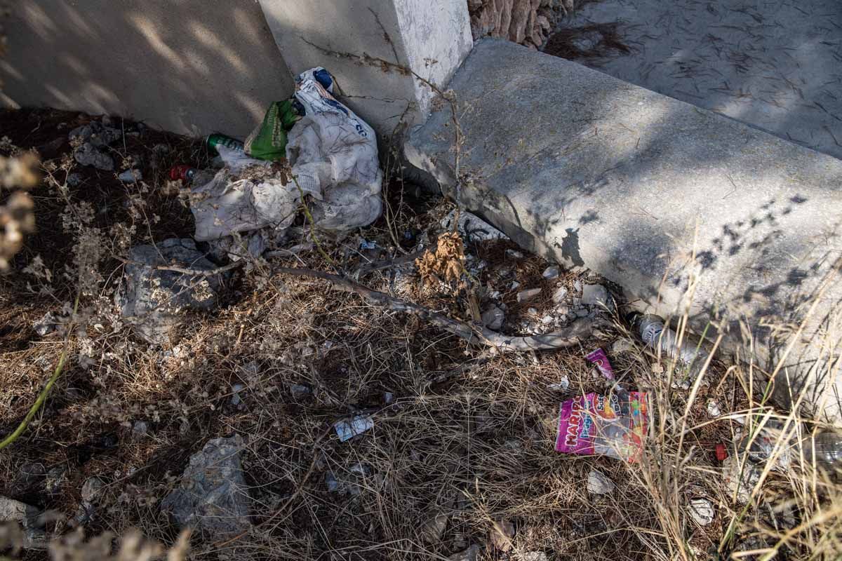 Basura pegada al Patrimonio de Ibiza