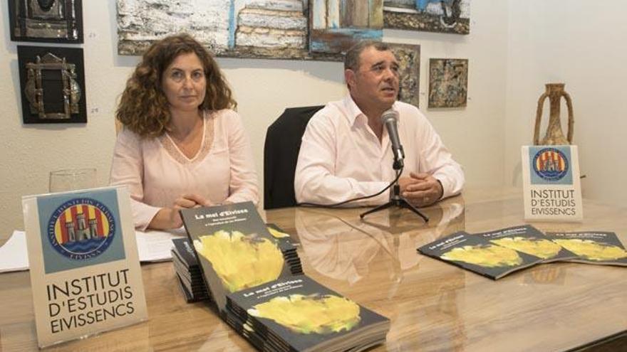 La doctora en Biología Marzia Boi (izquierda) durante la presentación del libro sobre ´La mel d´Eivissa´ en Ebusus.