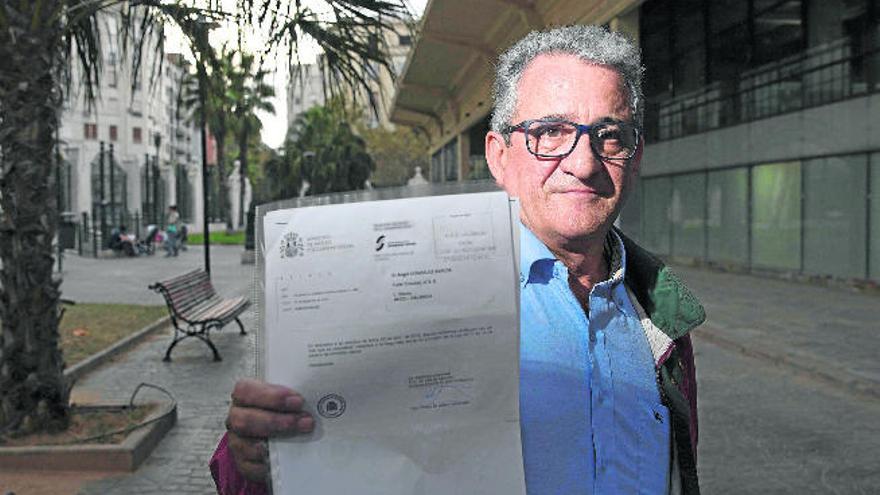 Ángel Gónzalez García, antiguo integrante del FRAP, sostiene la aprobación de la Seguridad Social.