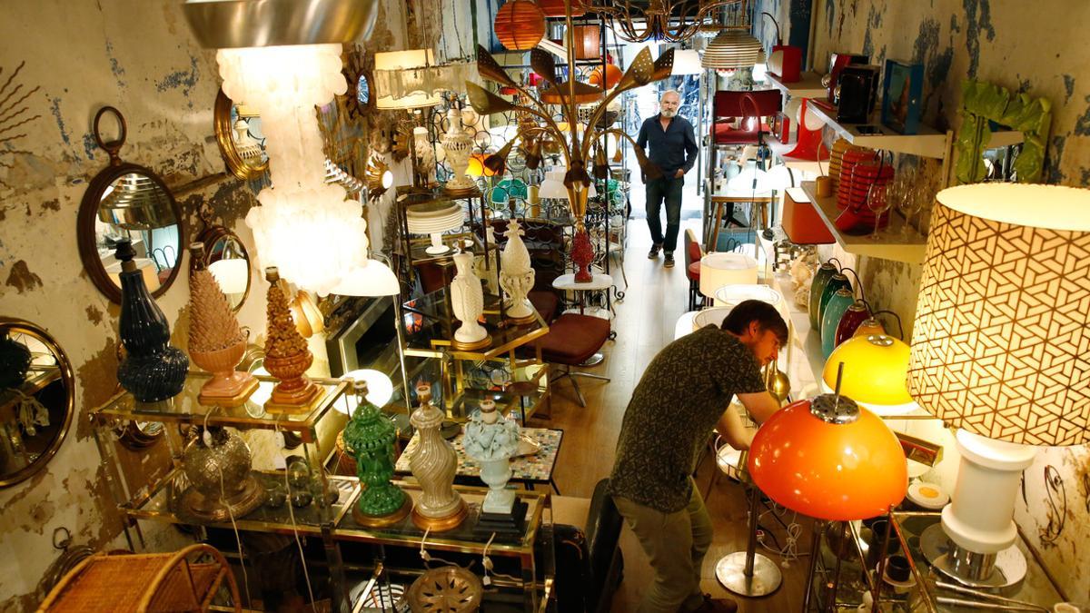 Armando de David, tienda de lámparas y muebles 'vintage' en Gràcia