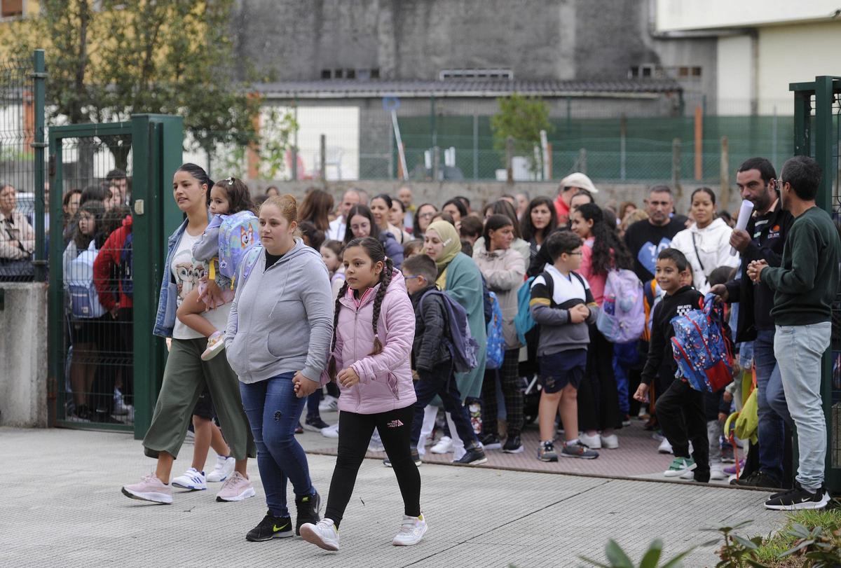 Alumnado de un colegio de Lalín, con sus progenitores, el primer día de clase.
