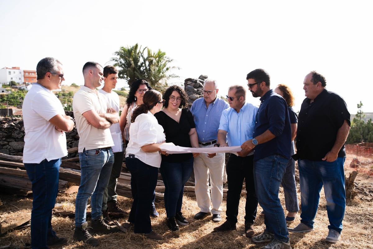 Casimiro Curbelo, en el centro de la imagen, durante la presentación del proyecto de reconstrucción de la Casa de los Ayala.