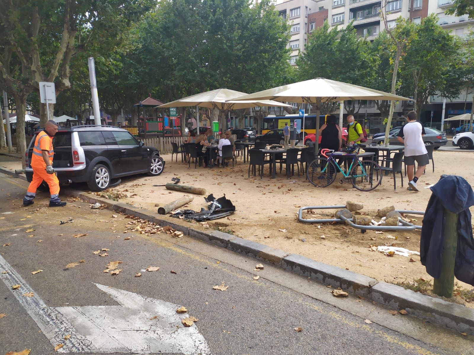 Un cotxe irromp en contra direcció a la plaça Poeta Marquina de Girona i deixa dos ferits