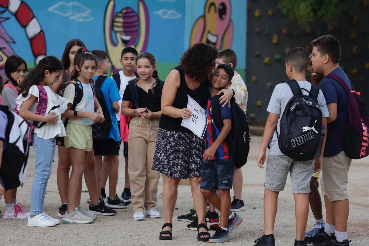 Los alumnos vuelven a las aulas en el colegio Josep Carner de Badalona