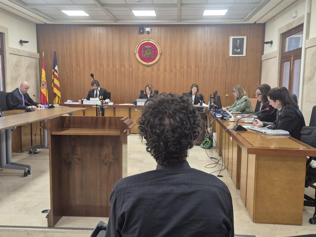 El condenado por violar a una mujer en Capdepera, durante el juico en la Audiencia de Palma.